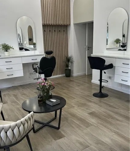 Odstąpię salon - 6 stanowisk pracy - niedaleko rynku we Wrocławiu